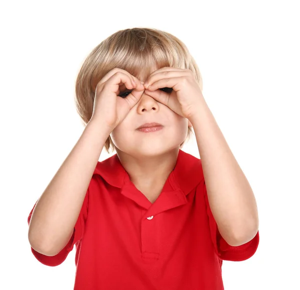 Bonito menino olhando através binocular imaginário no fundo branco — Fotografia de Stock