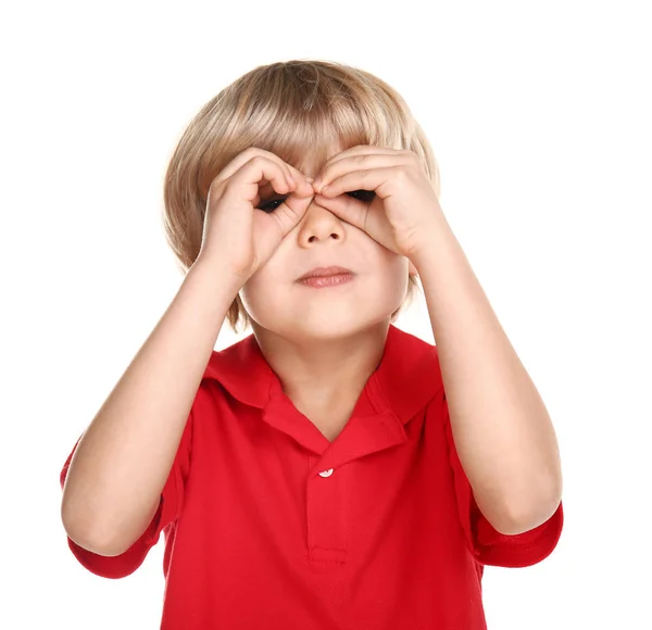 Schattige kleine jongen op zoek door denkbeeldige verrekijker op witte achtergrond — Stockfoto