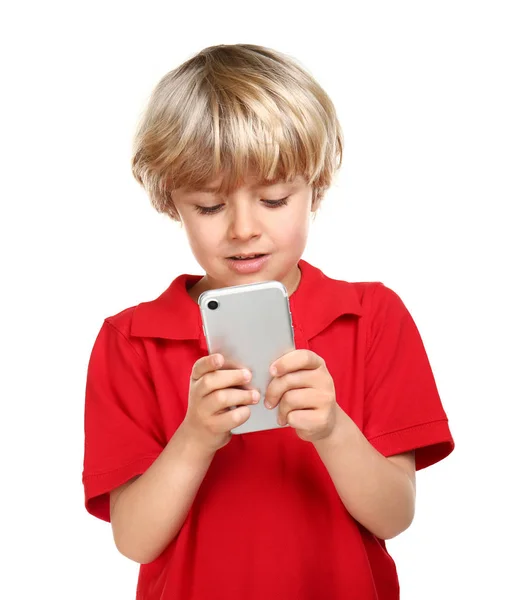Schattige kleine jongen met behulp van mobiele telefoon op witte achtergrond — Stockfoto