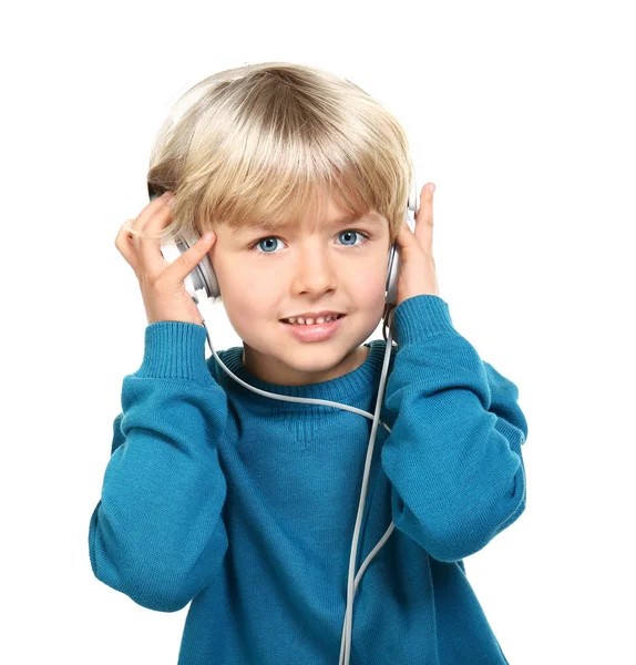 Χαριτωμένο αγοράκι που ακούει μουσική σε λευκό φόντο — Φωτογραφία Αρχείου