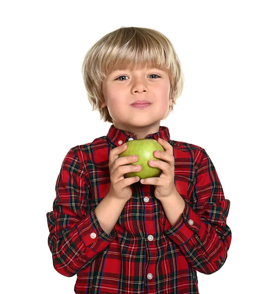 Bonito menino comendo maçã fresca no fundo branco — Fotografia de Stock