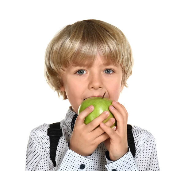 Bonito pouco estudante comer fresco maçã no branco fundo — Fotografia de Stock