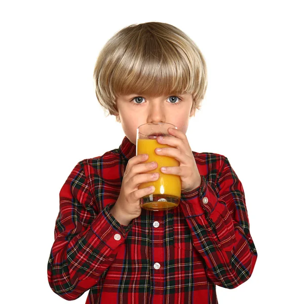 Cute Little Boy ze szklanką świeżego soku na białym tle — Zdjęcie stockowe