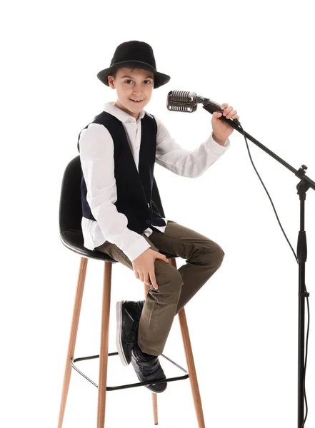 Piccolo ragazzo che canta in microfono sullo sfondo bianco — Foto Stock