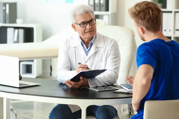 Paciente do sexo masculino no consultório do urologista — Fotografia de Stock