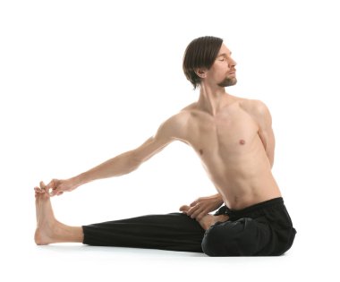 Beyaz arka planda yoga yapan sporcu.