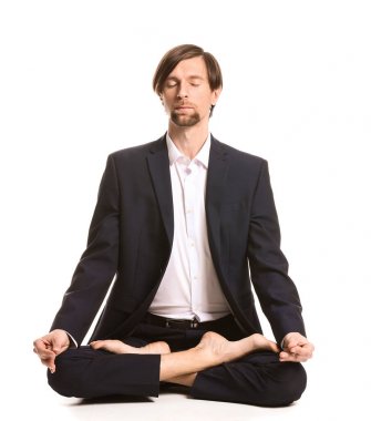 İşadamı beyaz arka plan üzerinde yoga yapıyor