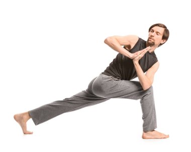 Beyaz arka planda yoga yapan sporcu.