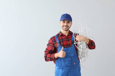 Işık arka planda erkek elektrikçi