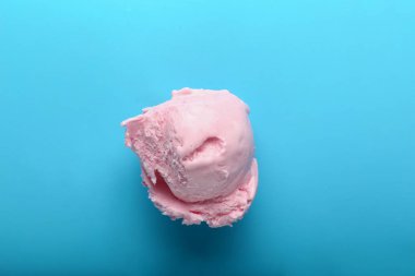 Renkli arka planda lezzetli dondurma