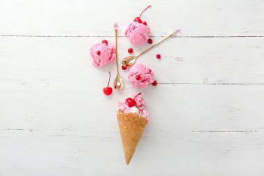 Beyaz ahşap arka planda lezzetli dondurma