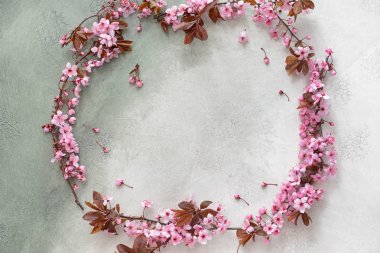 Çerçeve ışık arka plan üzerinde güzel çiçek dalları yapılmış