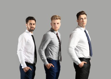 Gri arka planda moda genç erkekler