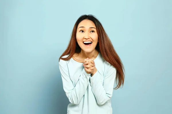Portrait de femme asiatique heureuse sur fond de couleur — Photo