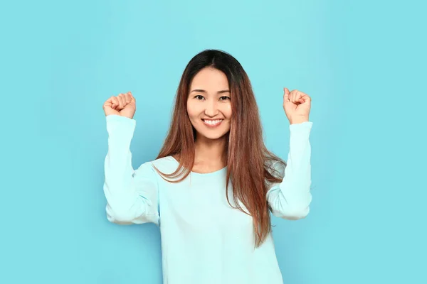 Portrait de femme asiatique heureuse sur fond de couleur — Photo