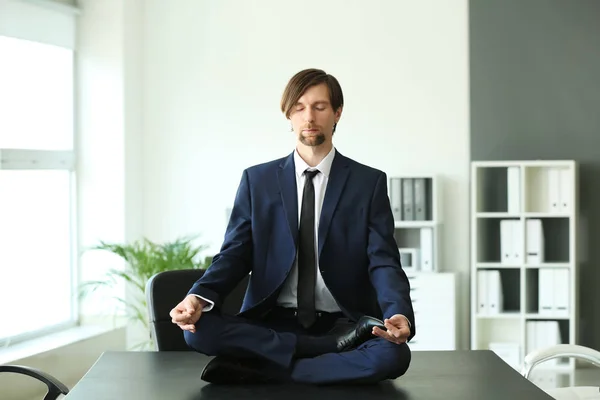 Empresario practicando yoga en oficina —  Fotos de Stock