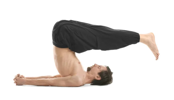 Спортивный человек практикующий йогу на белом фоне — стоковое фото