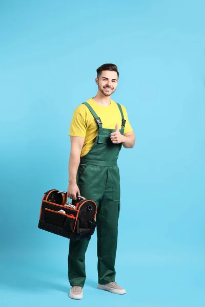 Mannelijke elektricien met gereedschapsset op kleur achtergrond — Stockfoto