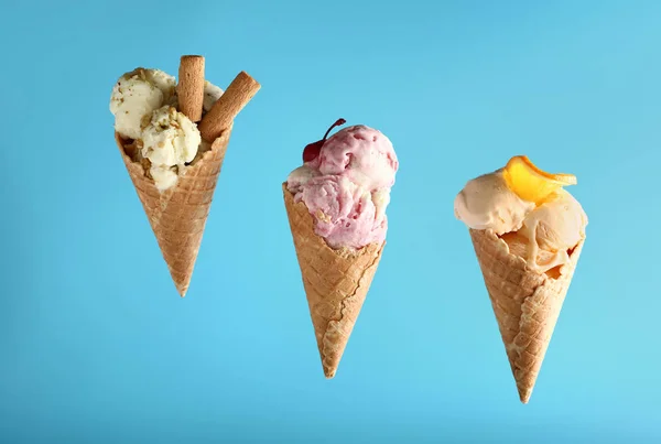 Surtido de sabroso helado sobre fondo de color —  Fotos de Stock