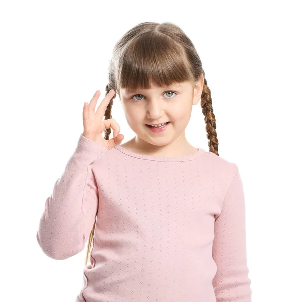 Χαριτωμένο κουφός μουγγός κορίτσι χρησιμοποιώντας νοηματική γλώσσα σε λευκό φόντο — Φωτογραφία Αρχείου