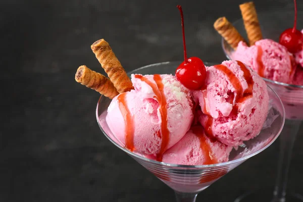 Bicchiere con gustoso gelato su sfondo scuro, primo piano — Foto Stock