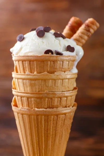 Вкусное мороженое на деревянном фоне, крупным планом — стоковое фото