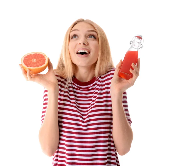 Красивая молодая женщина с бутылкой грейпфрутового сока на белом фоне — стоковое фото