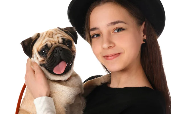 Девочка-подросток с милой собакой-мопсом на белом фоне — стоковое фото