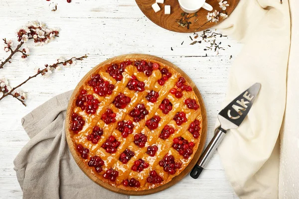 Composition avec tarte aux canneberges savoureuse sur la table — Photo