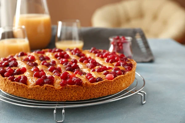 Smakelijke Cranberry taart op tafel — Stockfoto
