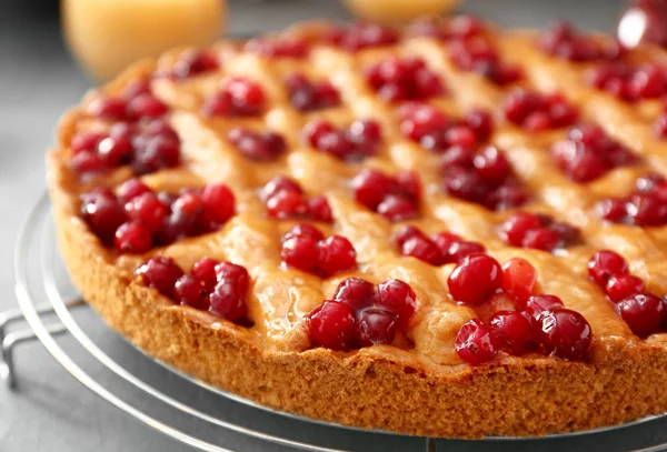 Smakelijke Cranberry taart op tafel, close-up — Stockfoto