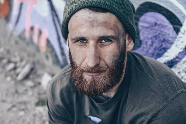 Zavallı evsiz adam dışarıda