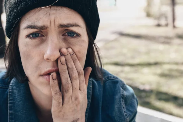 Портрет грустной бездомной женщины на улице — стоковое фото