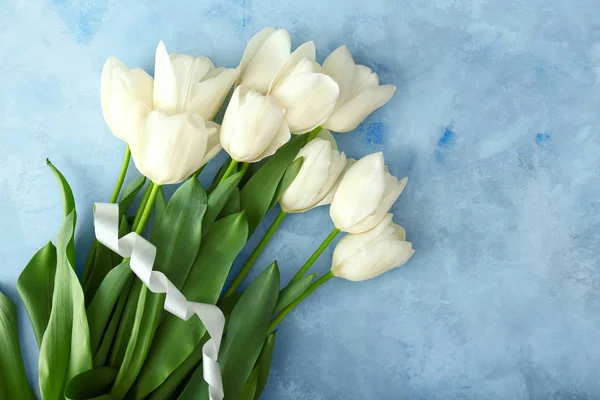 Lindas flores de tulipa no fundo de cor — Fotografia de Stock