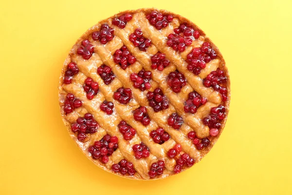 Tasty cranberry pie on color background — Stock Photo, Image