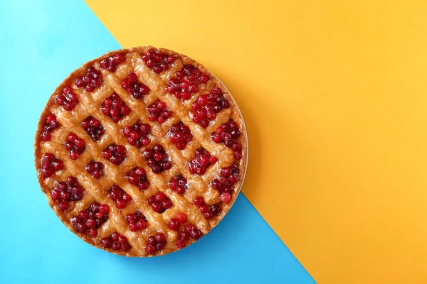 Tasty cranberry pie on color background — Stock Photo, Image
