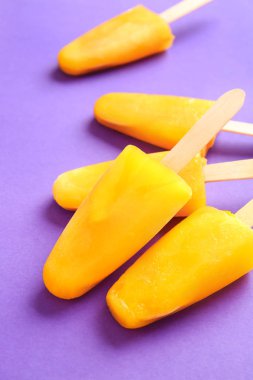 Renkli arka planda lezzetli dondurma