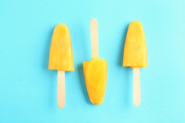 Renkli arka planda lezzetli dondurma