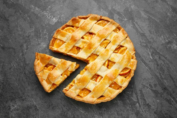 Tasty orange pie on grey background — Stock Photo, Image