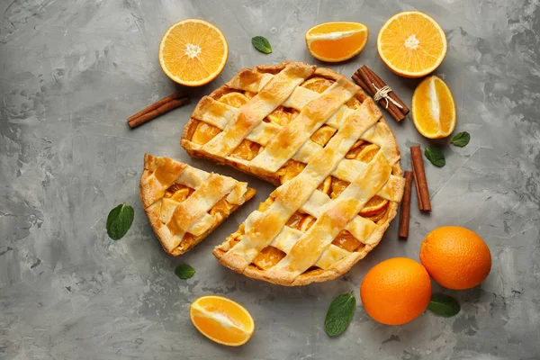 Вкусный апельсиновый пирог на сером фоне — стоковое фото