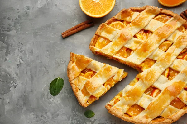 Leckere orangefarbene Torte auf grauem Hintergrund — Stockfoto