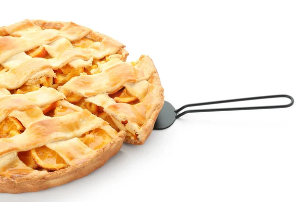 Smakelijke cut Orange Pie op witte achtergrond — Stockfoto