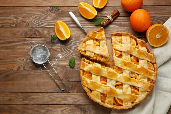Смачний апельсиновий пиріг на дерев'яному столі — стокове фото