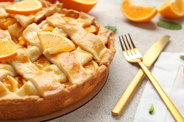 Вкусный апельсиновый пирог на столе, крупным планом — стоковое фото