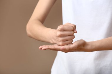 Renk arkaplanında jest gösteren kadın, yakın plan