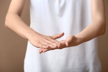 Renk arkaplanında jest gösteren kadın, yakın plan