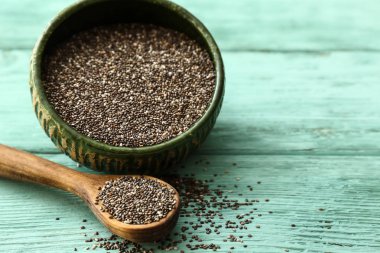 Tahta masa üzerinde chia tohumu ile Kaşık ve kase