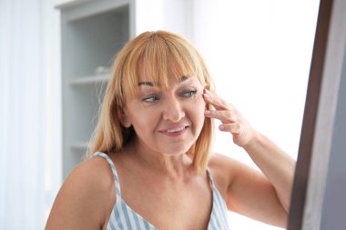 Olgun kadın evde aynaya bakıyorum