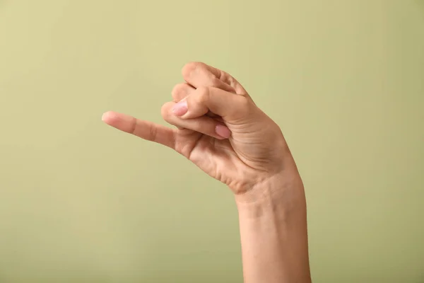 Female hand showing letter J on color background — Stock Photo, Image
