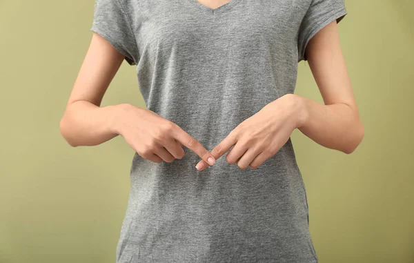 Kvinna som visar gest på färg bakgrund, närbild — Stockfoto